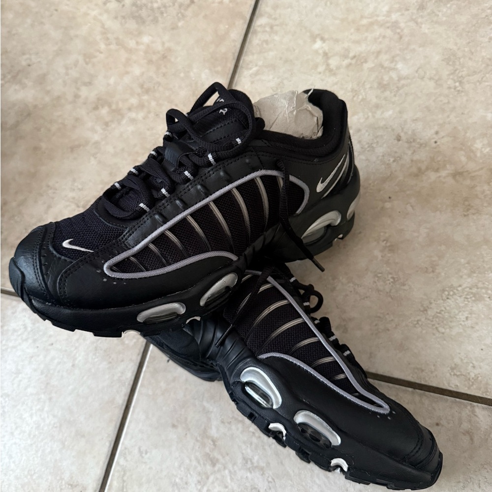 Nike Men's Black and White Athletic Shoes